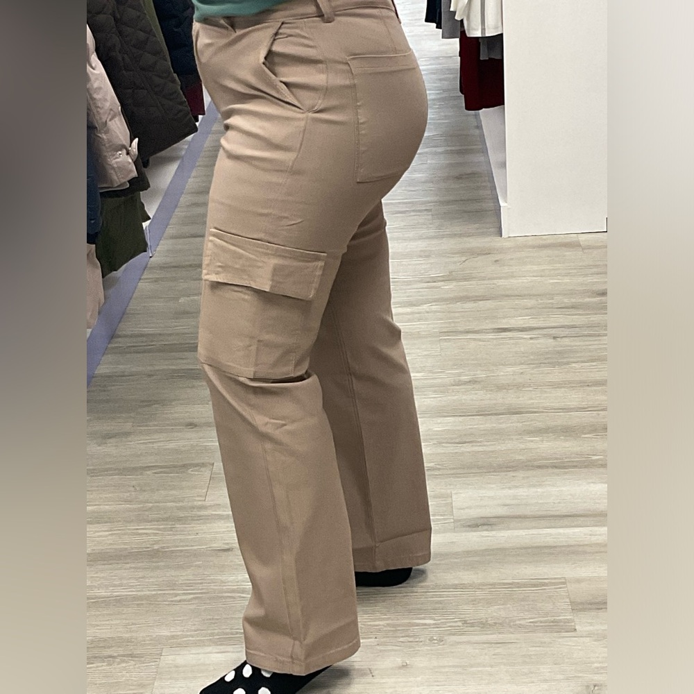 Pants cargo. Bread new size 16. Colombian